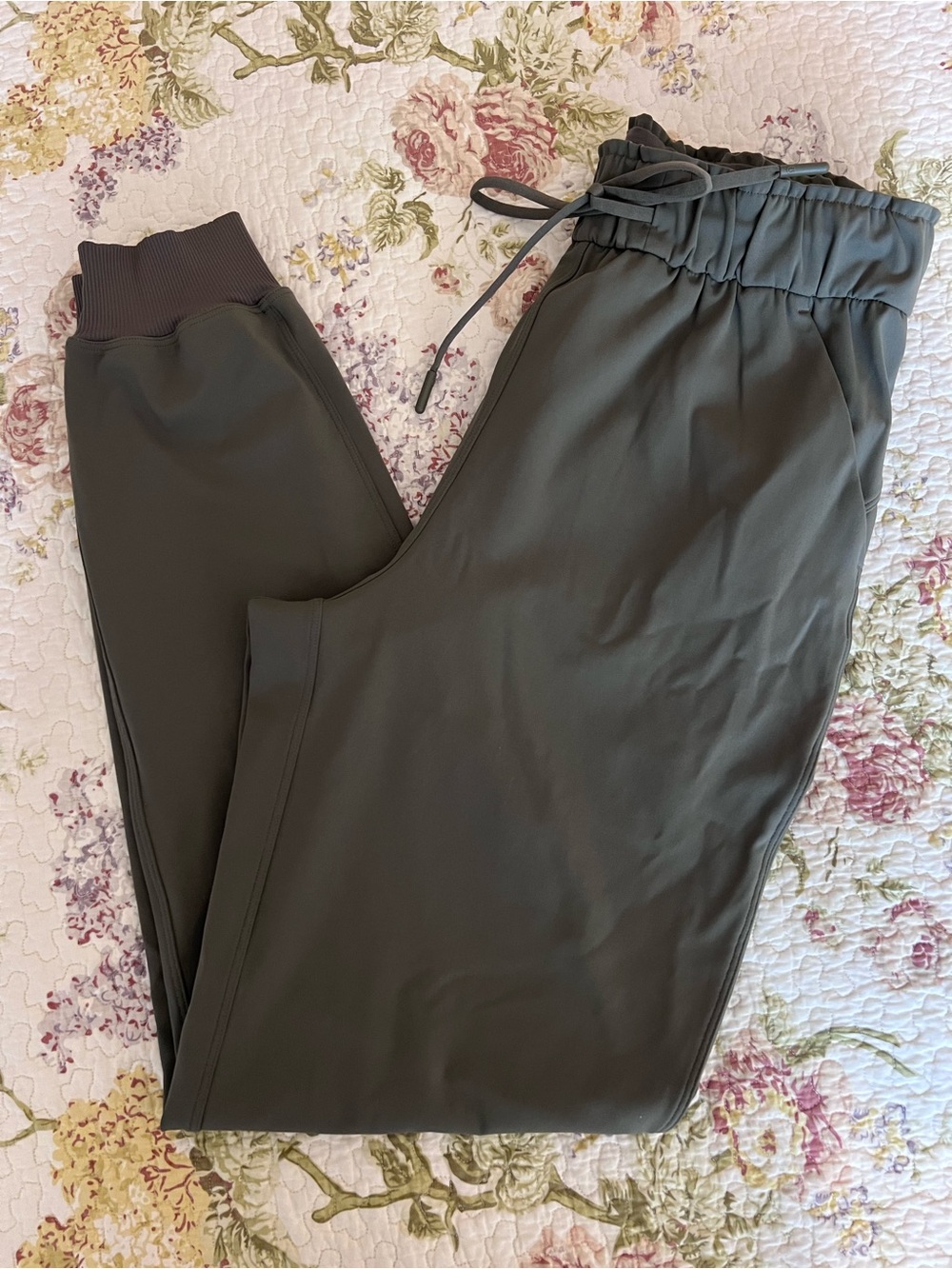 lululemon athletica olive green jogger pants